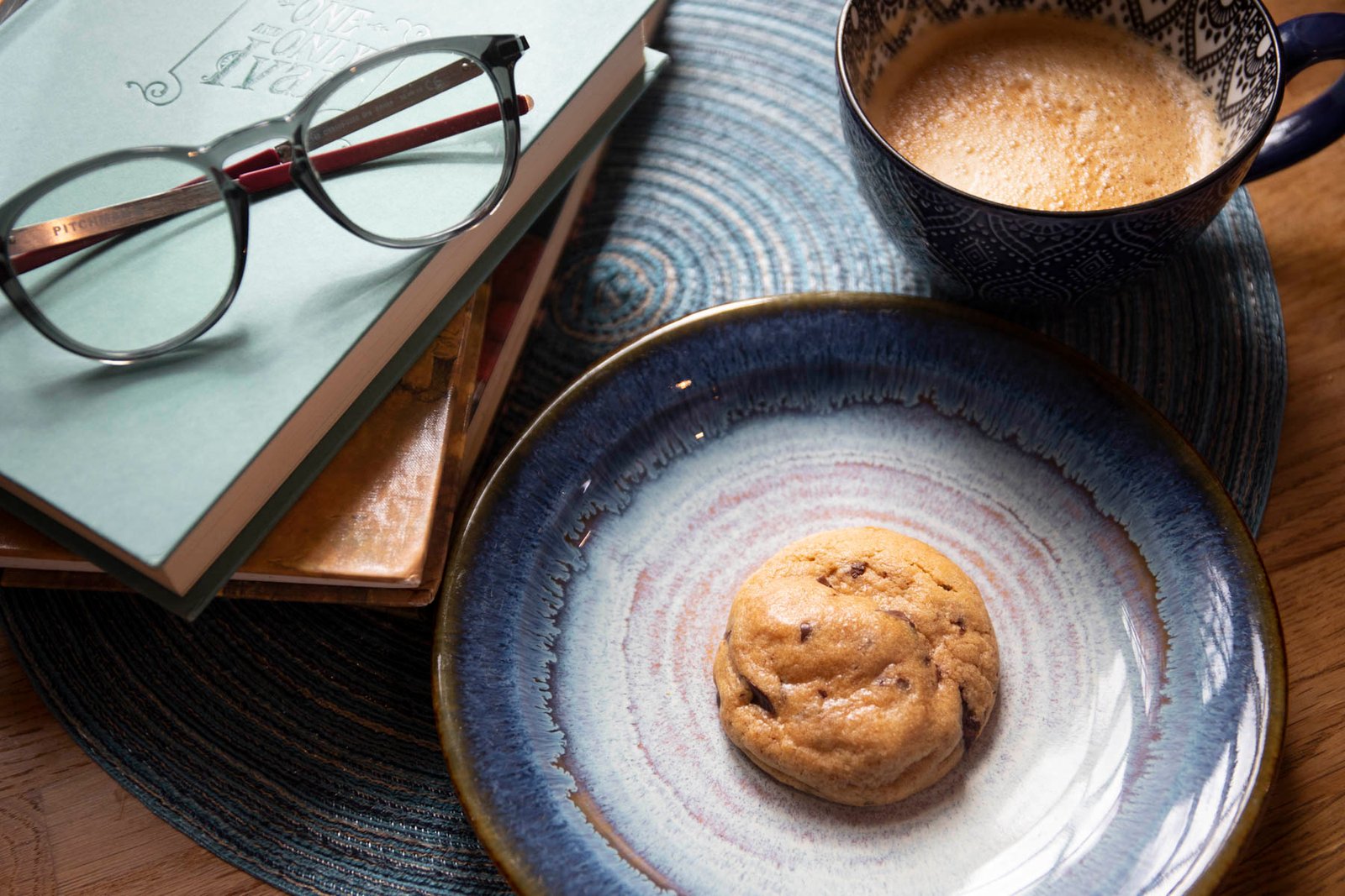 Un cookie, un café, quelques pages… le genre de pause qu’on aime chez Phrenchy’s.