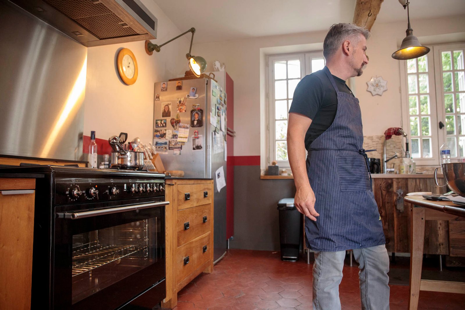 Chris dans sa cuisine, entre deux fournées.