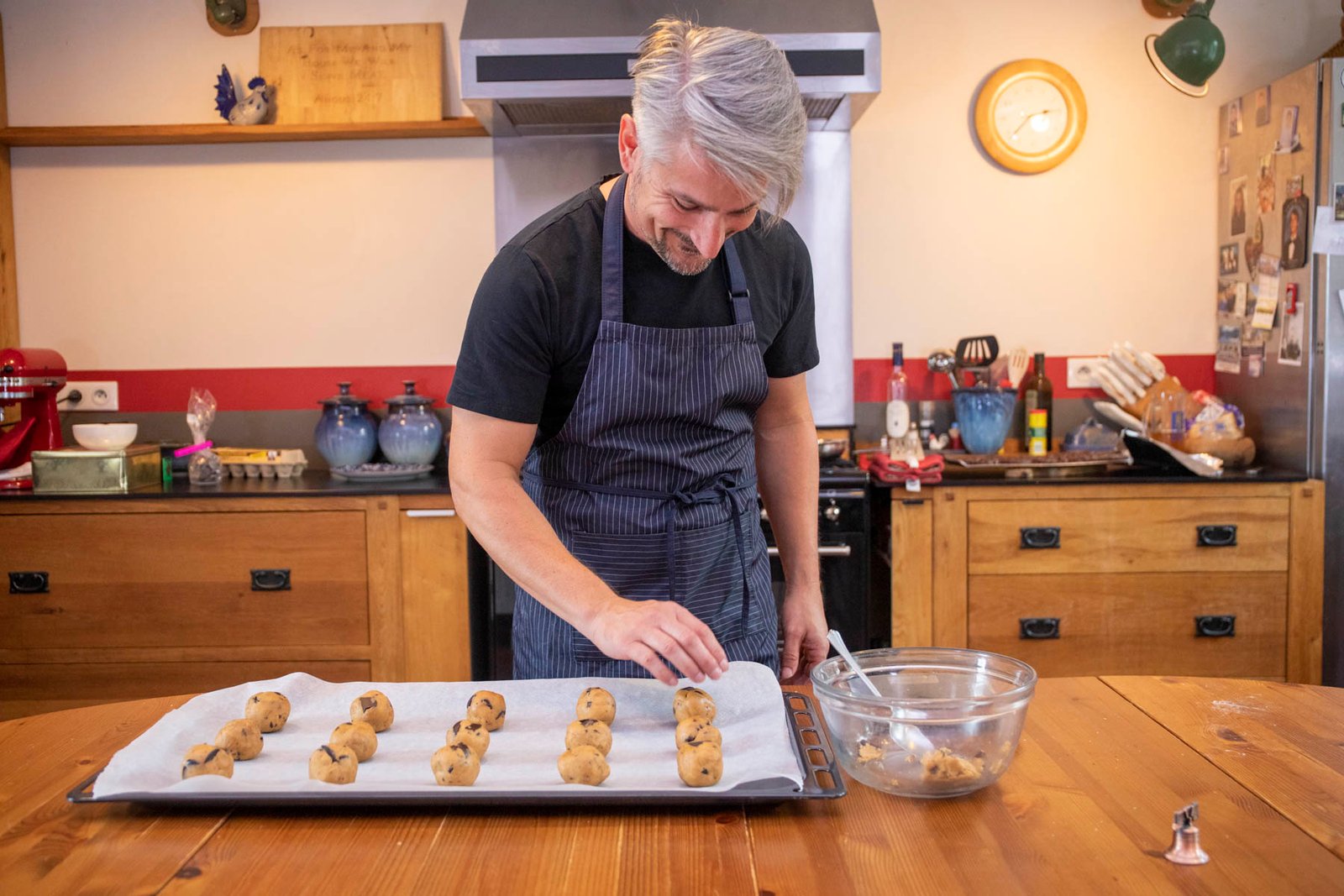 Chaque cookie trouve sa place avant la cuisson.
