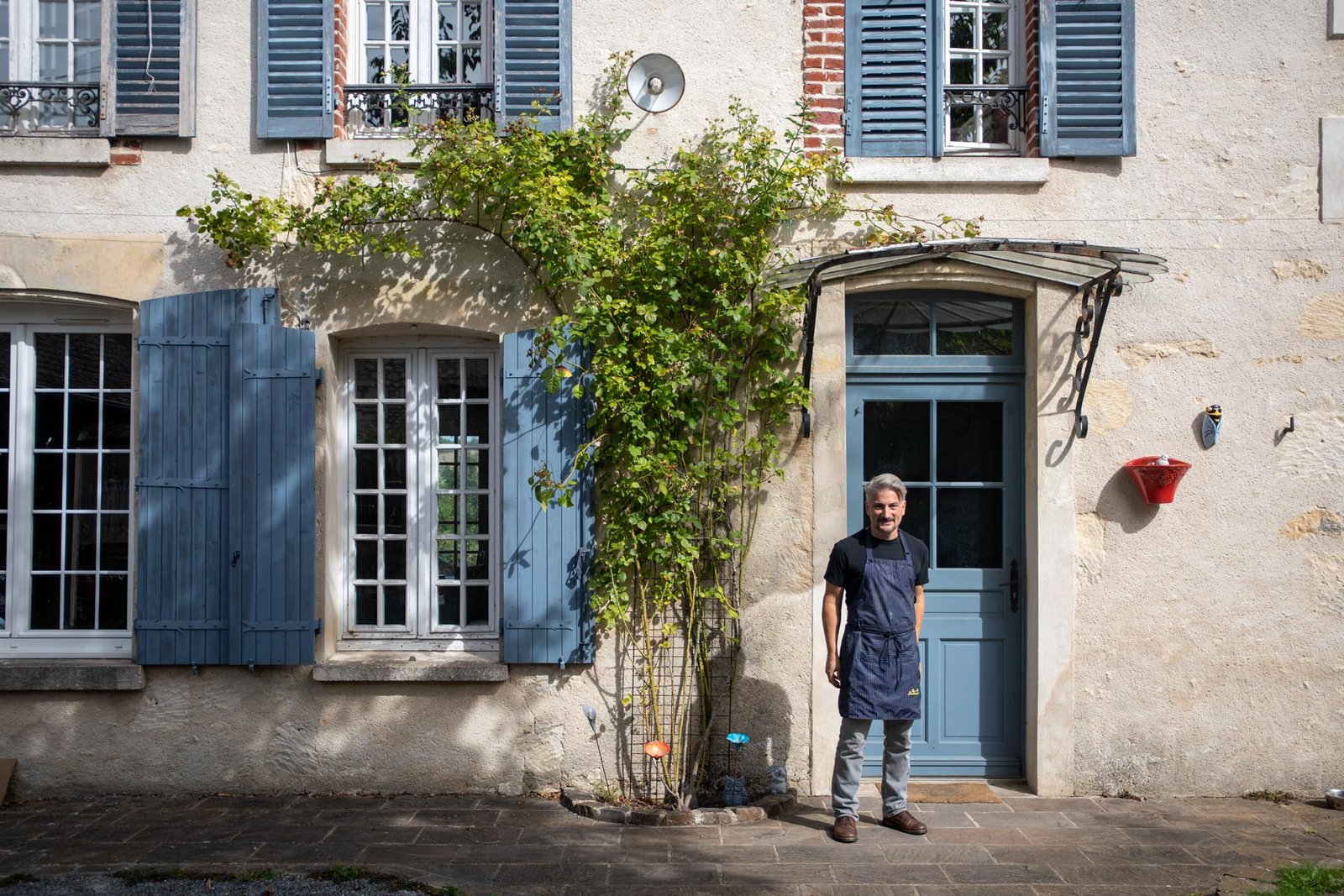 Chris devant la maison où l’aventure Phrenchy’s continue de s’écrire, à Delincourt.
